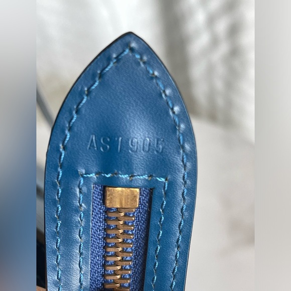 Louis Vuitton St. Jacques GM (BLUE) - Picture 4 of 16